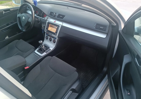 Volkswagen Passat cena 18500 przebieg: 301700, rok produkcji 2009 z Brzostek małe 92